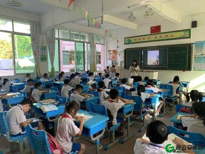 随时随地都能干的学校教师的作用：教书育人、答疑解惑